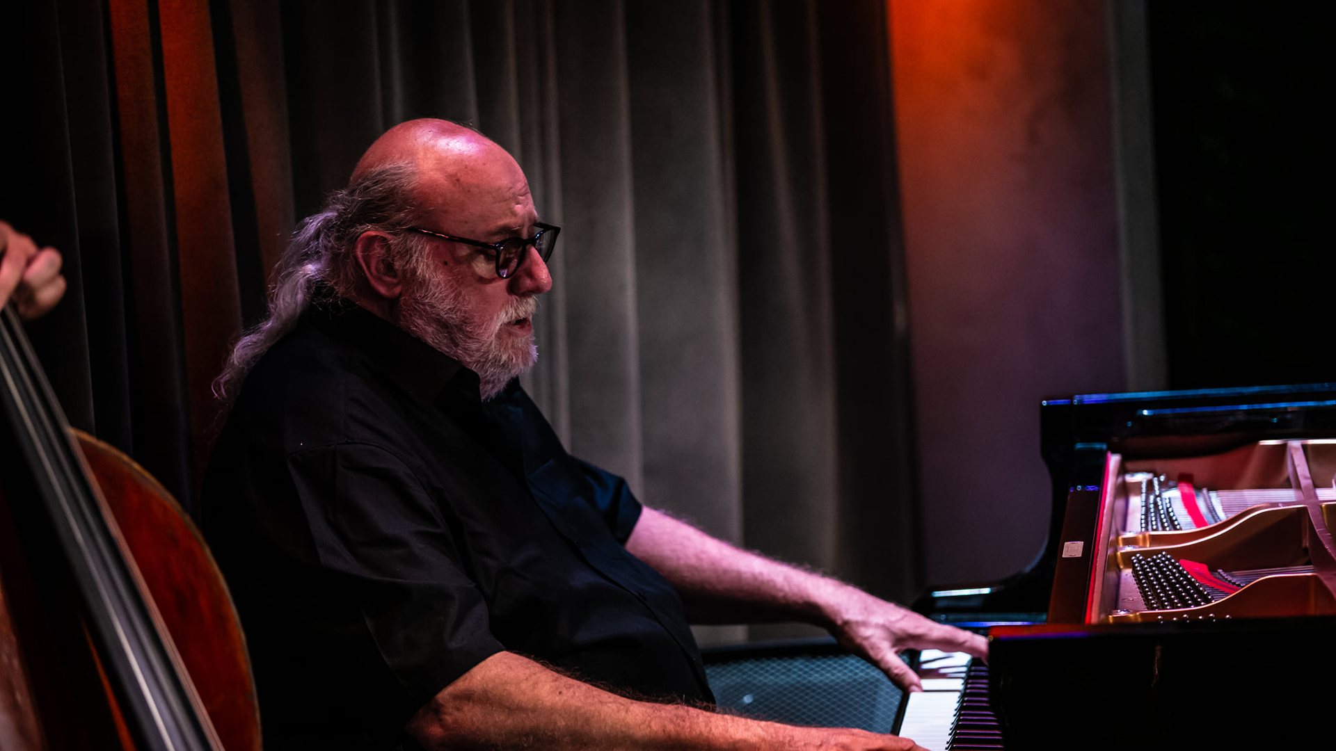 Andy Emler at the piano at the Jazz Station in Brussels, photo by Roger Vantilt