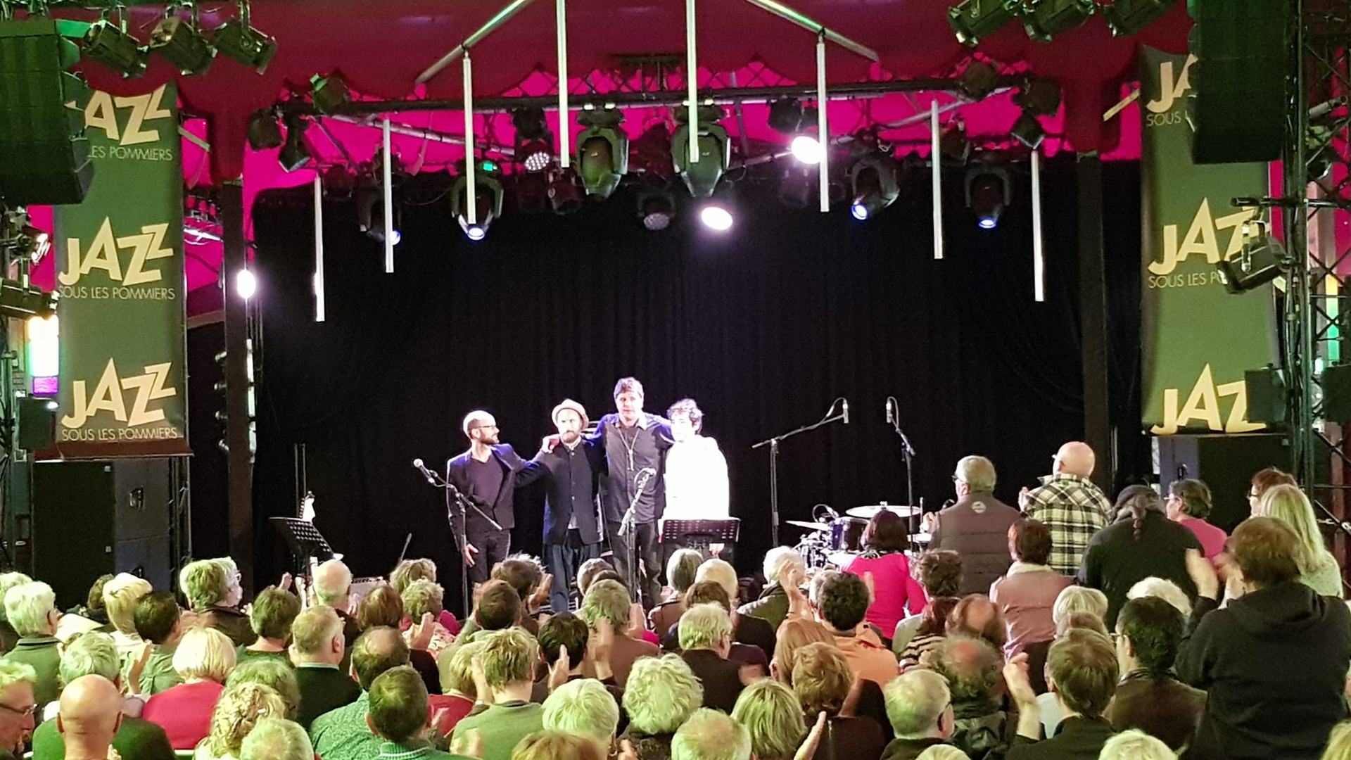 FOX and Chris Cheek bowing in a full Magic Mirrors tent at Jazz sous les Pommiers 2018