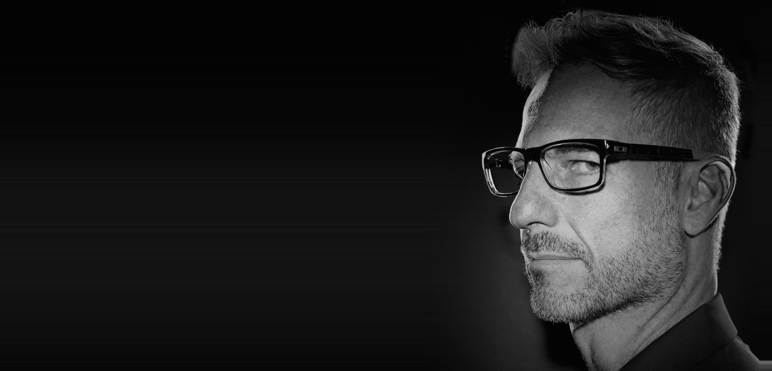 León Chiprout, black and white portrait in profile