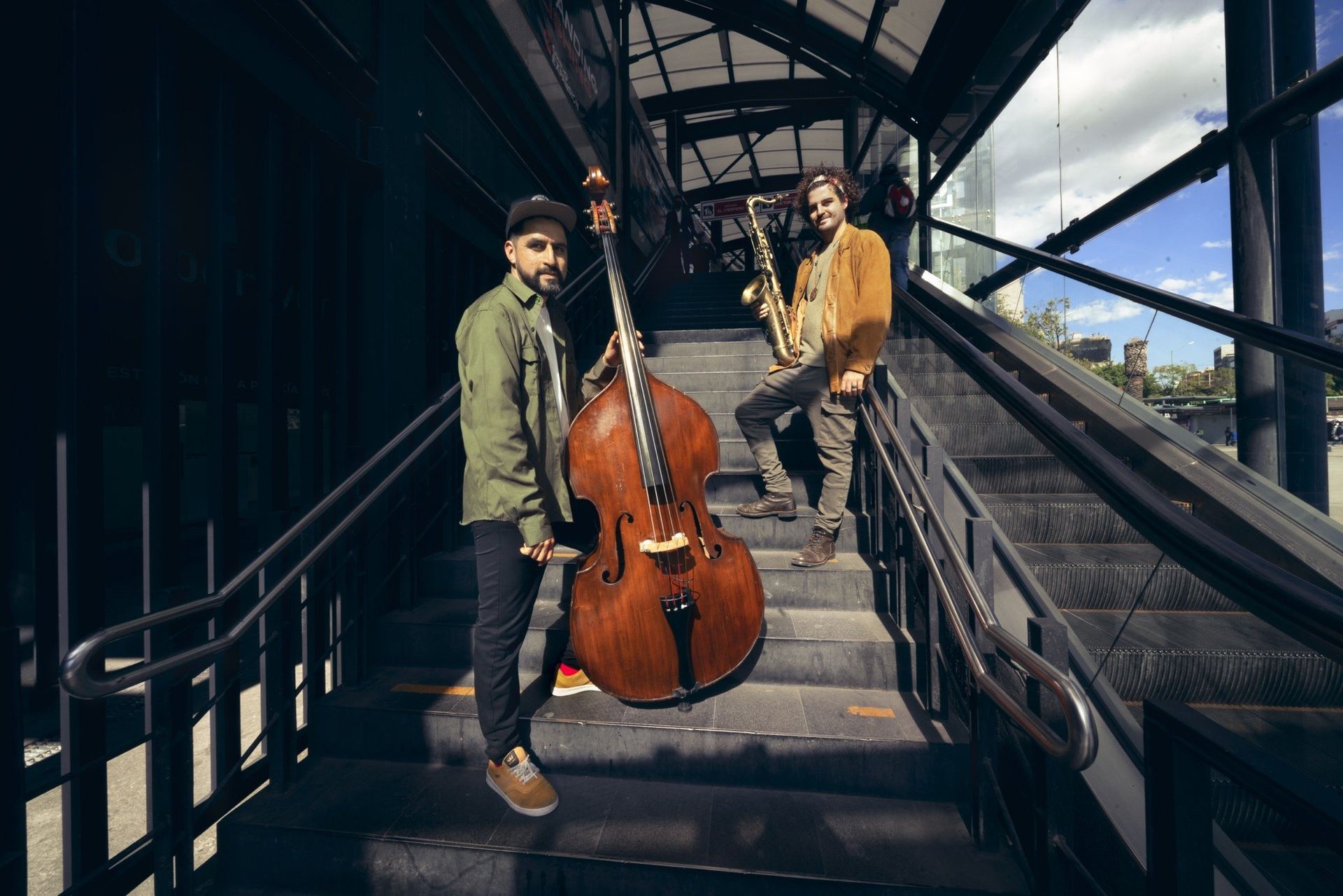 Ben García y Lucas Martínez con contrabajo y saxofón, foto de Pau Berruecos